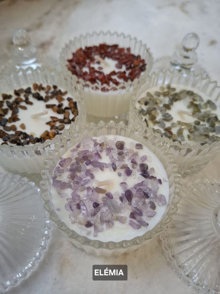 Соєва свічка ELÉMIA для стихії Води з аметистом, аромат спокою та інтуїції