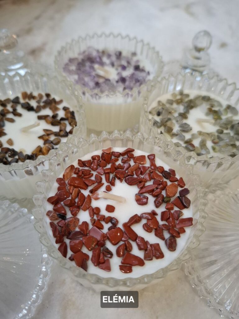 Соєва свічка ELÉMIA для стихії Землі з червоною яшмою, з аргоматом стабільності і заземлення